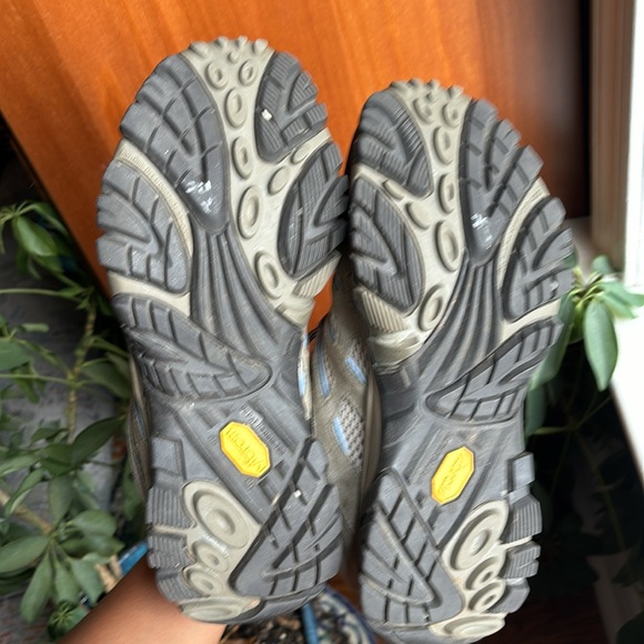 Like New Merrell 7.5 hikers - Picture 2 of 7